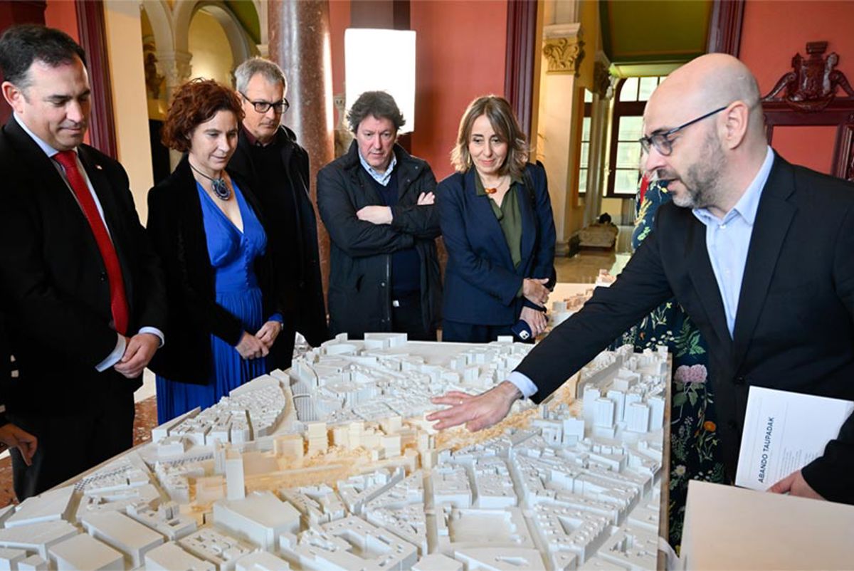 Arup's Flavio Tejada demonstrating the model to onlookers