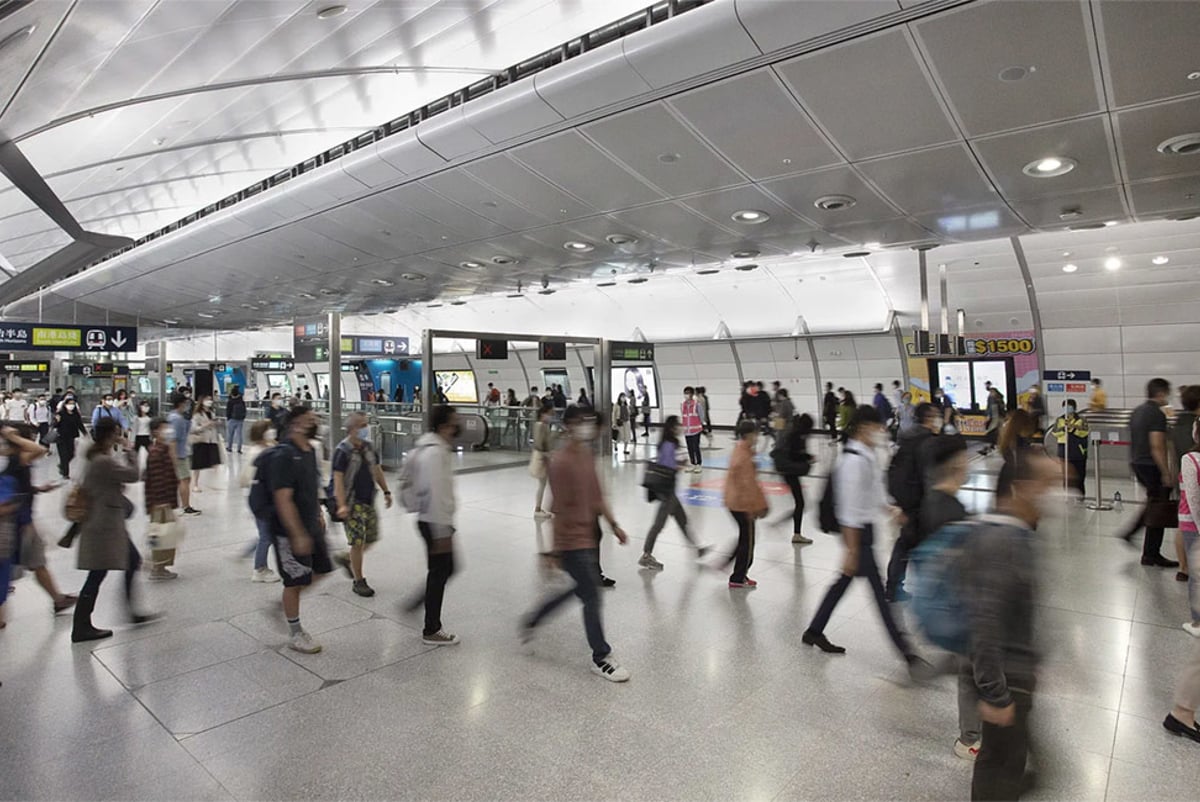 Passengers moving around Admiralty station
