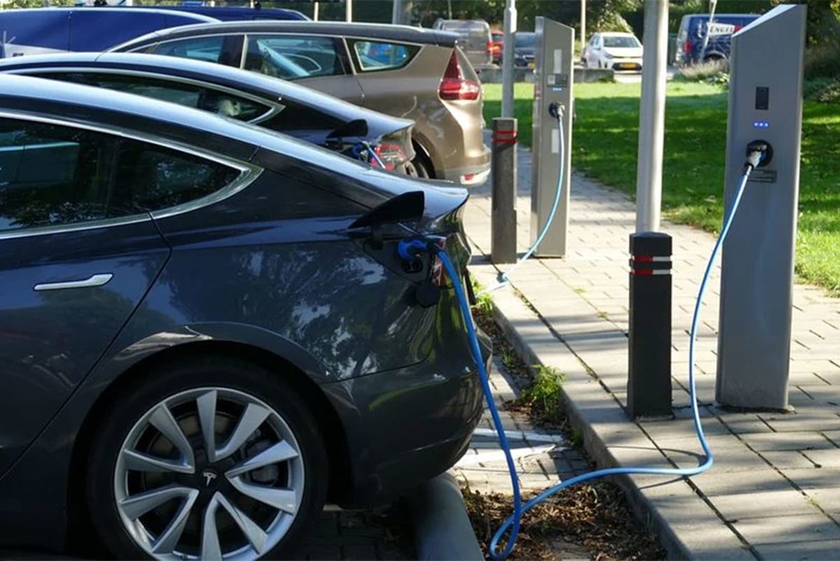 Electric vehicle under charge