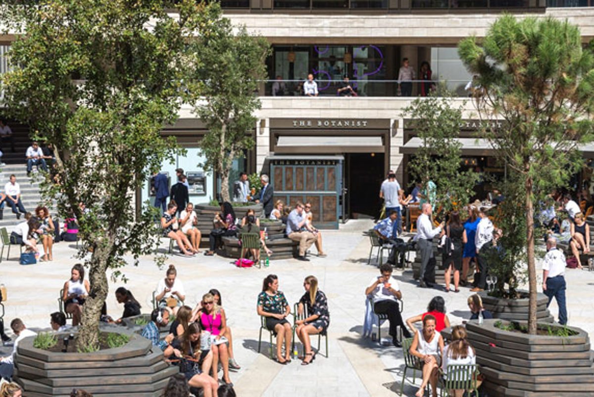 Broadgate circle workers enjoying the sunshine