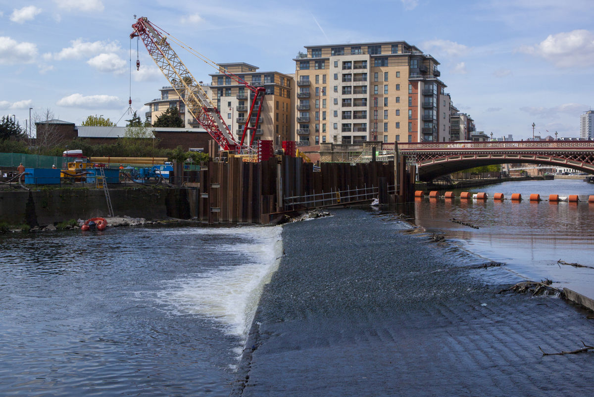 Moving mechanical weirs were installed that allow the water level to be better controlled.