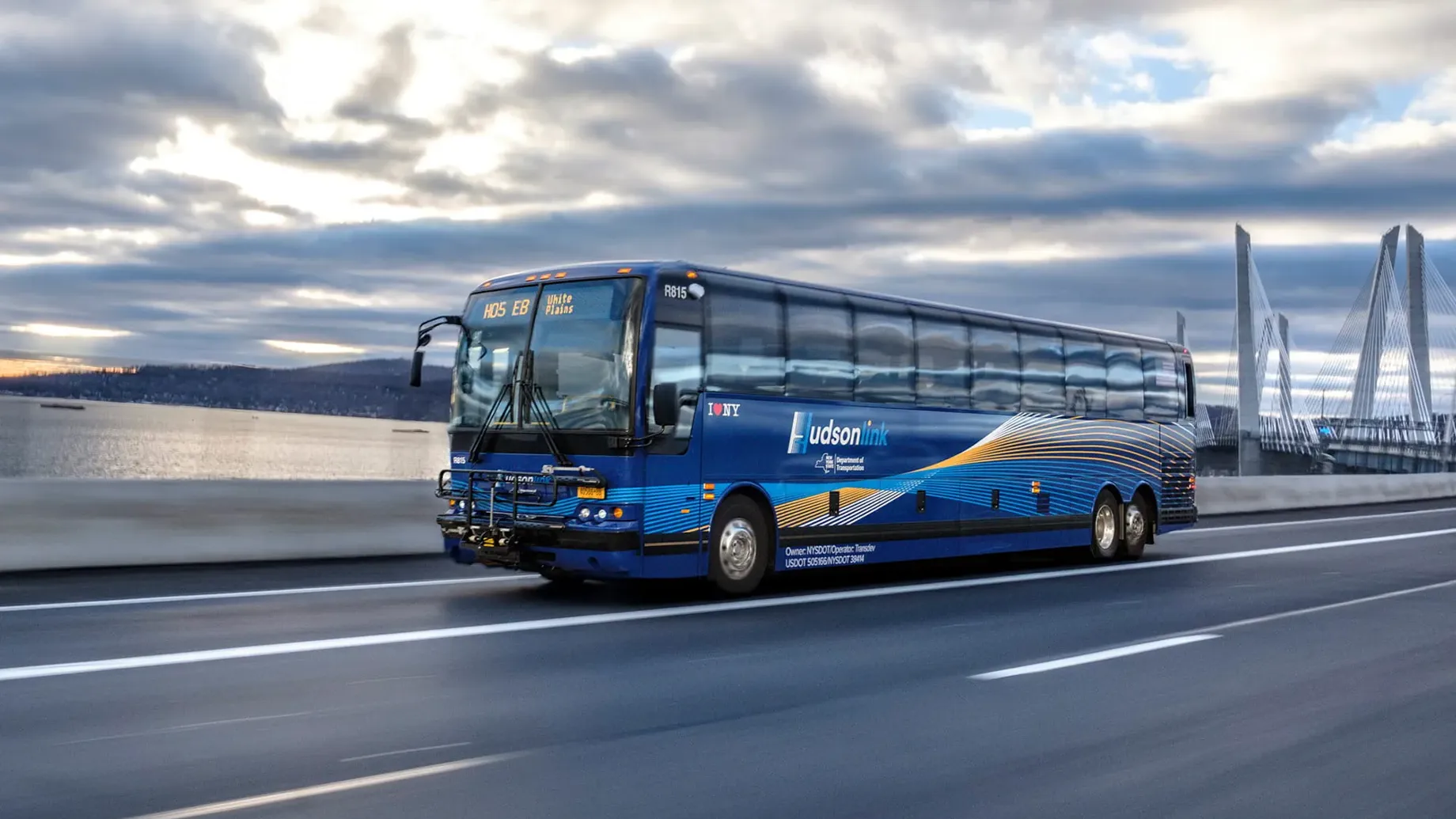 A Hudson Link bus