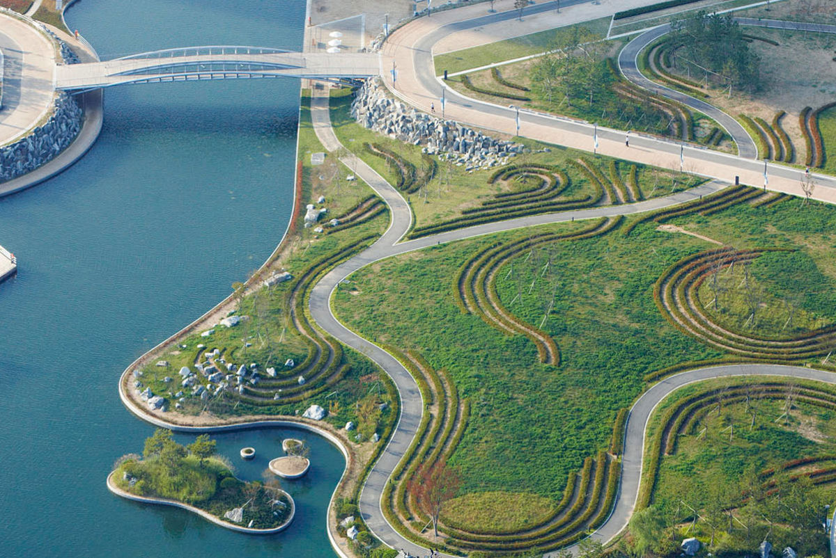 Songdo Central Park river and lake